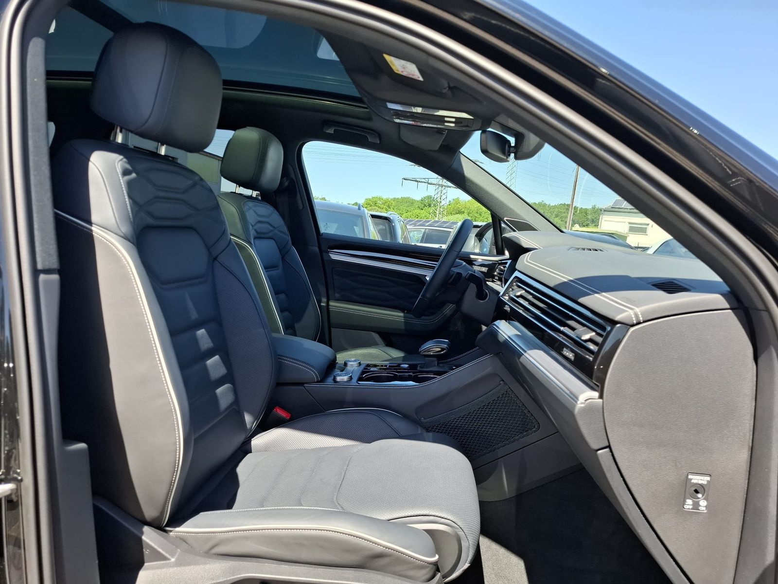 Fahrzeugabbildung Volkswagen Touareg 3.0TDI 4M R-Line VOLL Black 22" UPE 114T