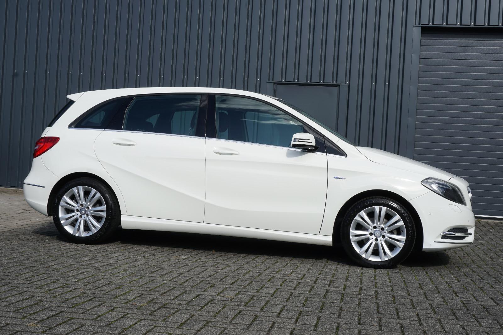 Mercedes-Benz B 180 Bi-Xenon RFK SHZ NAV Leder AHK Memory