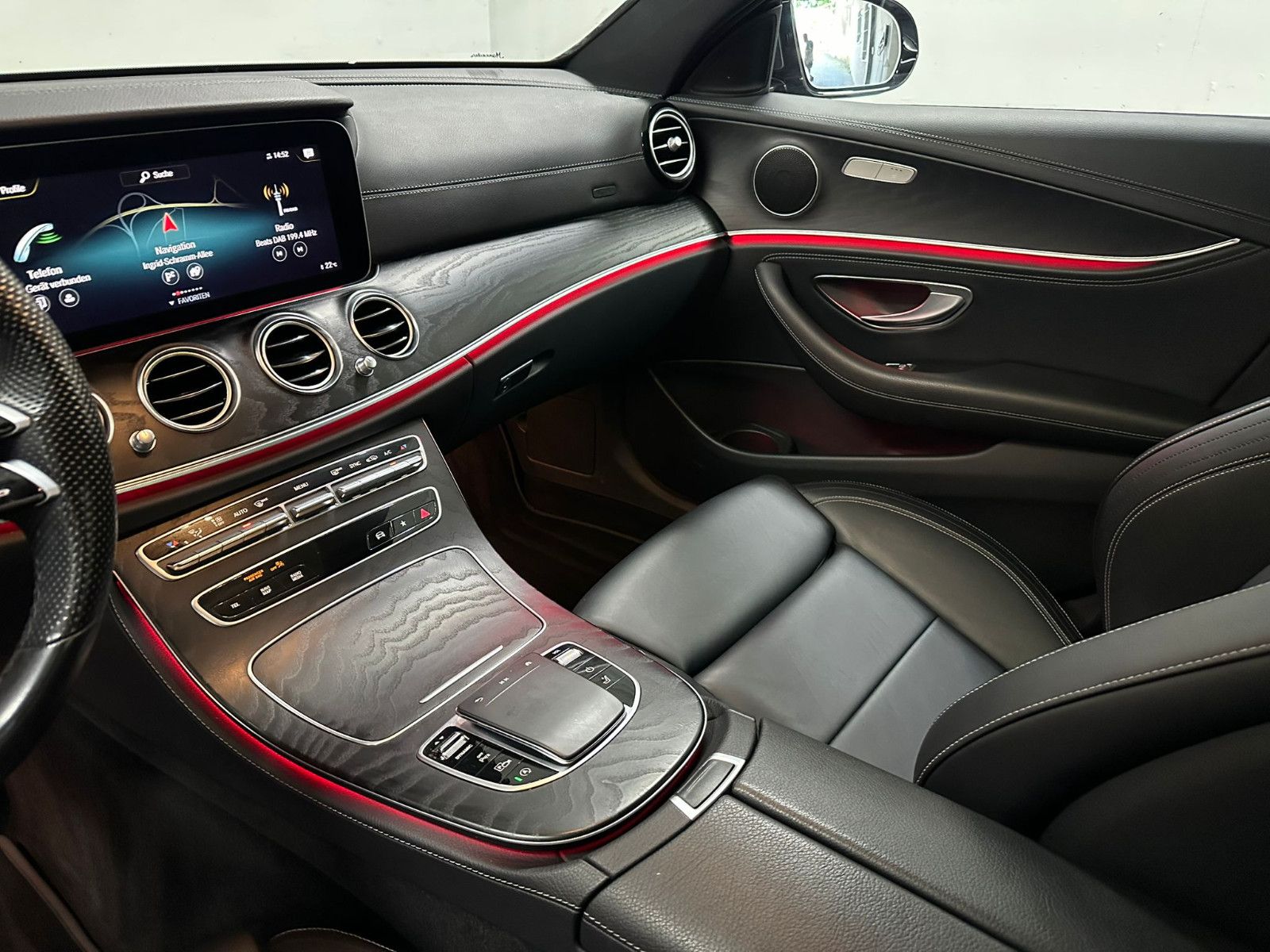Fahrzeugabbildung Mercedes-Benz E 400 d 4MATIC T *AMG-LINE*PANO*AHK*LEDER*