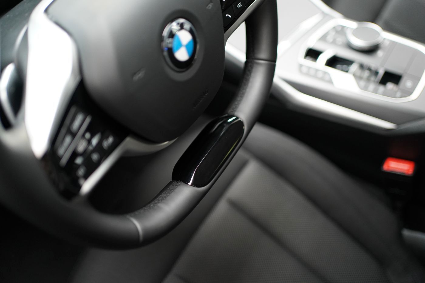 Fahrzeugabbildung BMW 318i Touring Navi+HeadUp+Kamera+APP+LED