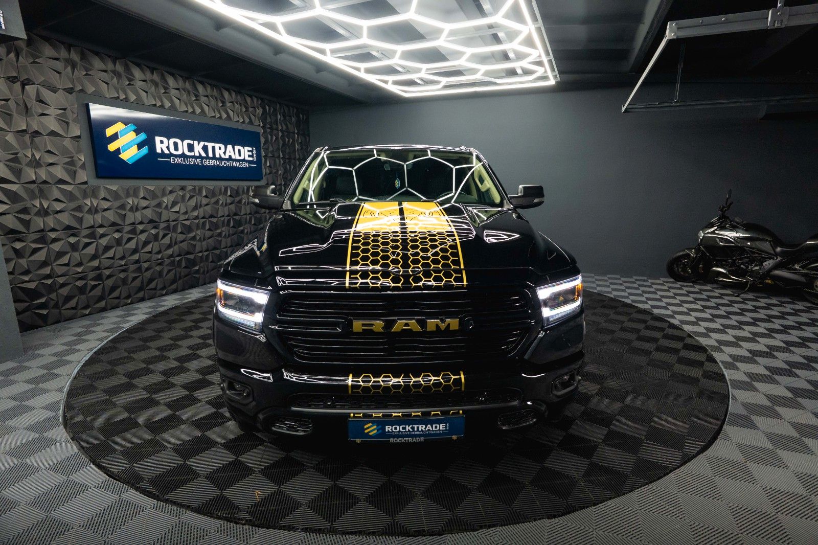 Fahrzeugabbildung Dodge RAM 5.7 V8 HEMI 4x4 OFFROAD Night GOLD EDITION