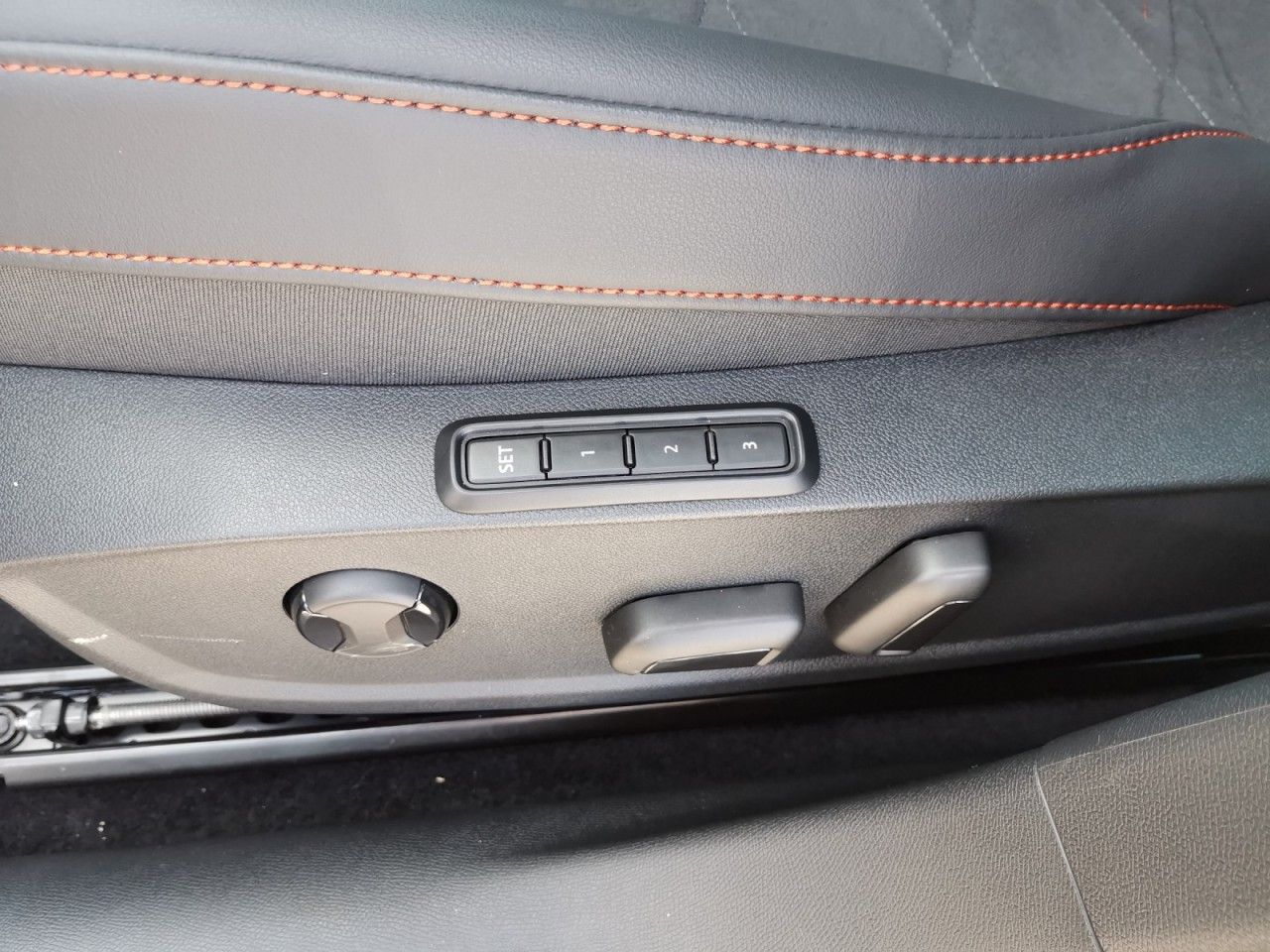 Fahrzeugabbildung SEAT Leon FR DSG Plus Alcantara Navi Memory LED