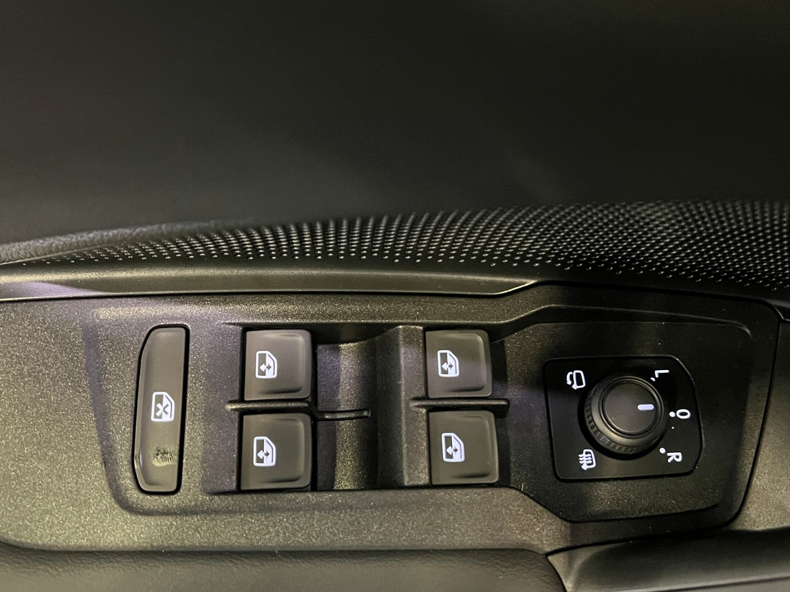 Fahrzeugabbildung Volkswagen Tiguan Life 2.0 TDI DSG *AHK, LED, Kamera, 18''-