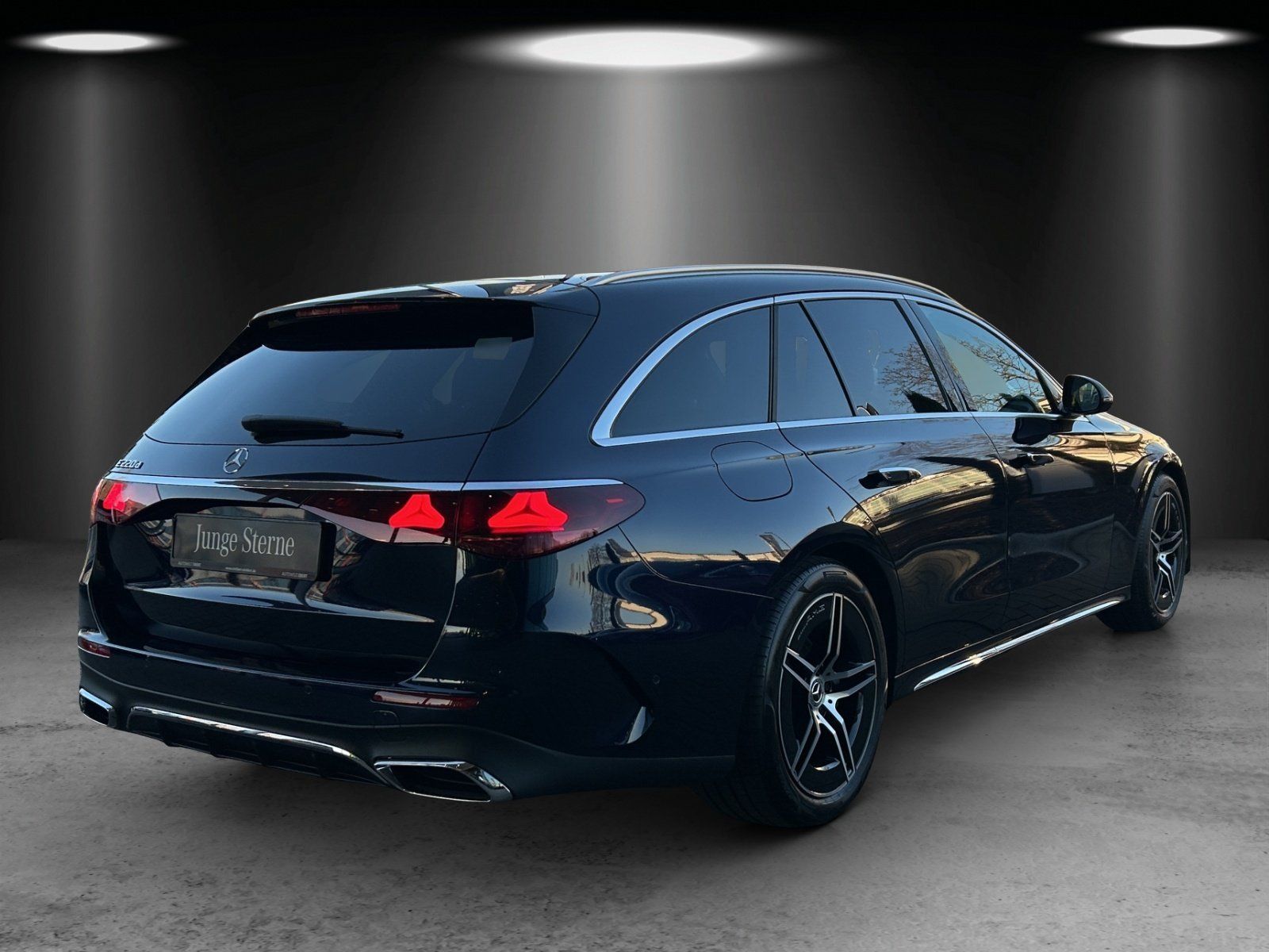 Fahrzeugabbildung Mercedes-Benz E220d T AMG Adva+ DISTRO Pano AHK Sitzklim KeyGo