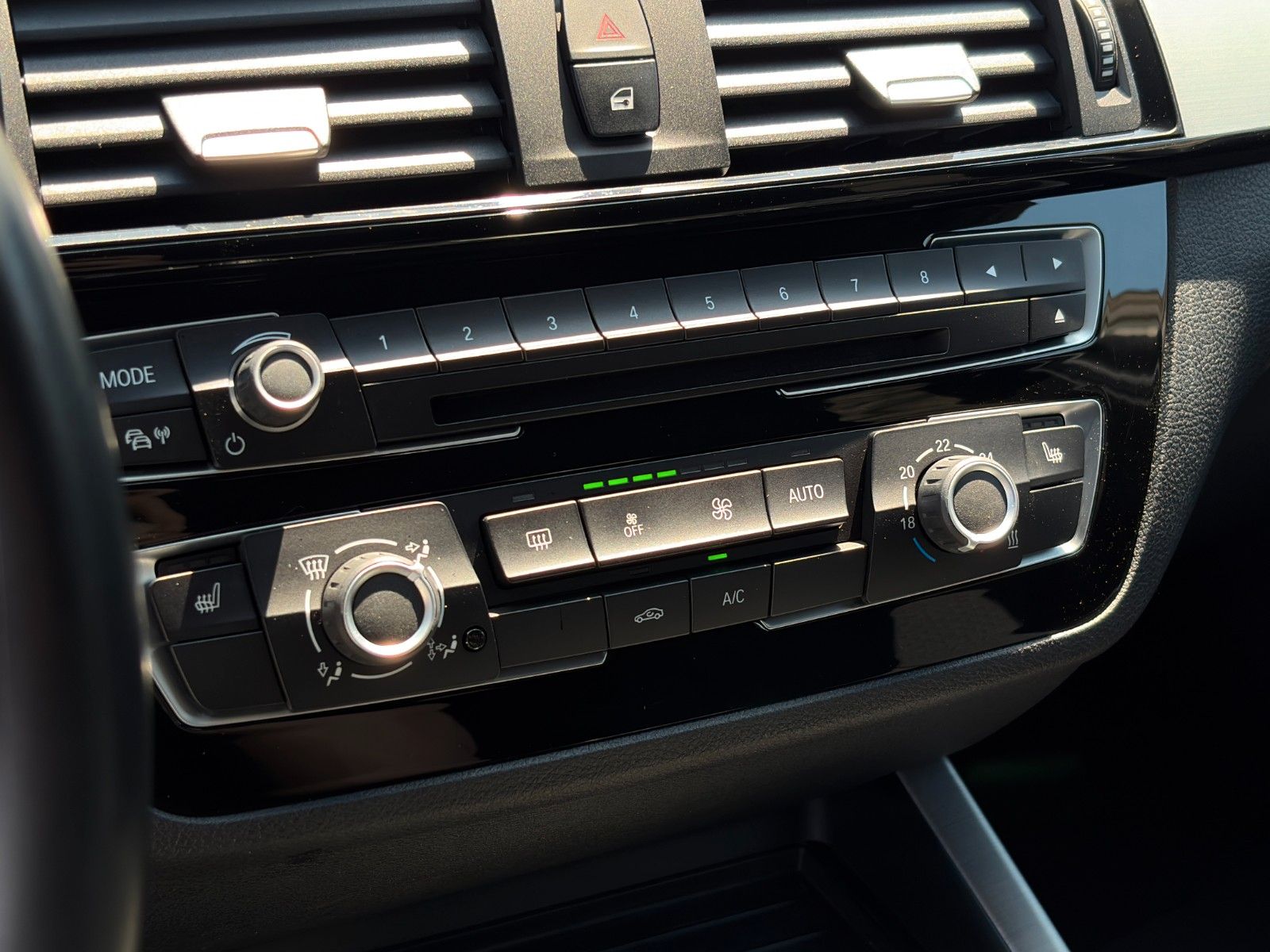 Fahrzeugabbildung BMW 118i M Sport Shadow Navi SHZ PDC LED BT HiFi