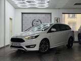Ford FOCUS TOURNIER ST-LINE AUTO NAVI SZHG L-HZG 1-HA - Ford Focus: Weiß, ST