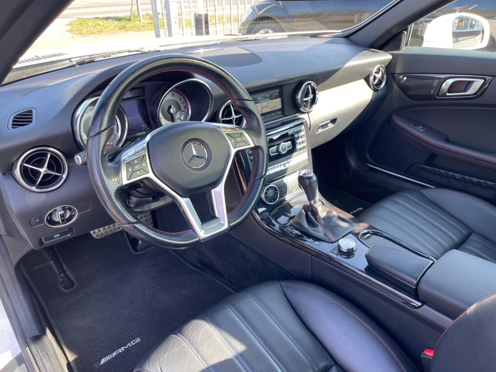 Fahrzeugabbildung Mercedes-Benz SLK 250 AMG BlueEFFICIENCY *Distronic*Panorama*