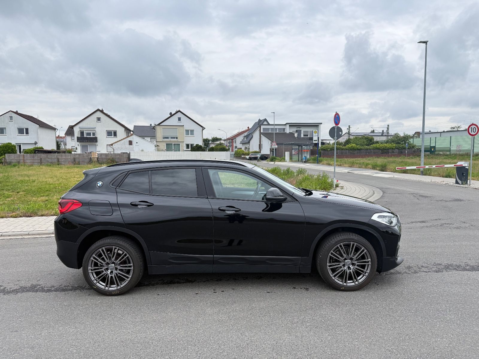 BMW X2 sDrive 18 i *SPORTSITZE+KAMERA+NAVI+18"ZOLL* foto 2