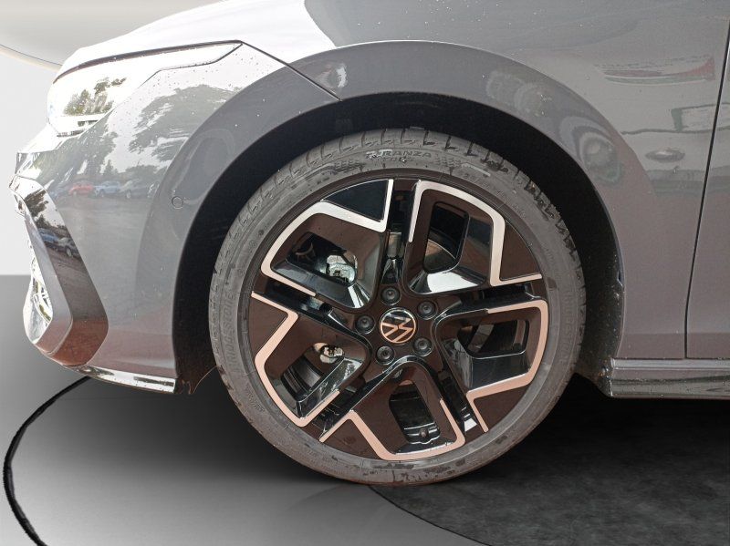 Fahrzeugabbildung Volkswagen Golf Var. VIII  1.5 eTSI DSG R-Line