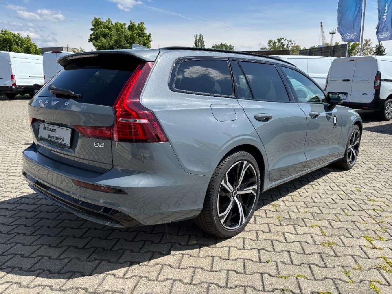 Fahrzeugabbildung Volvo V60 Kombi Plus Dark  LED DAB WiPa Harman Kardon