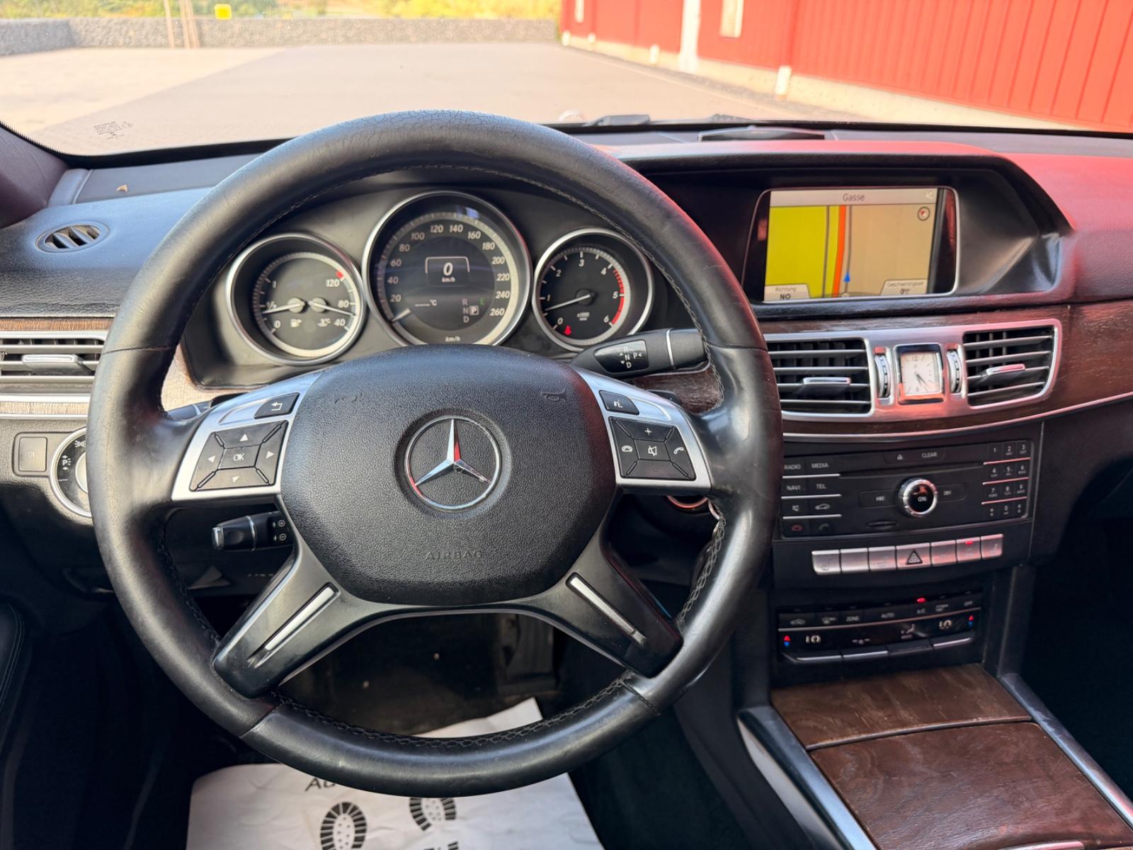 Mercedes-Benz E 220 LED AUTOMATIK LEDER PDC AHK NAVI ACC EU6