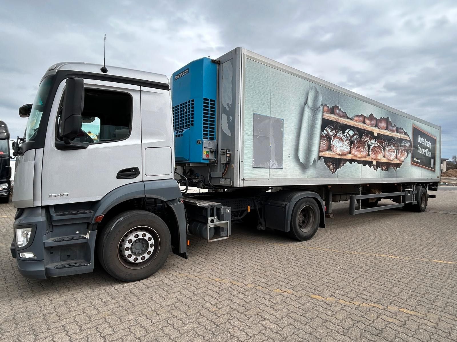 Fahrzeugabbildung Mercedes-Benz Antos 1840+Rohr Kühlauflieger