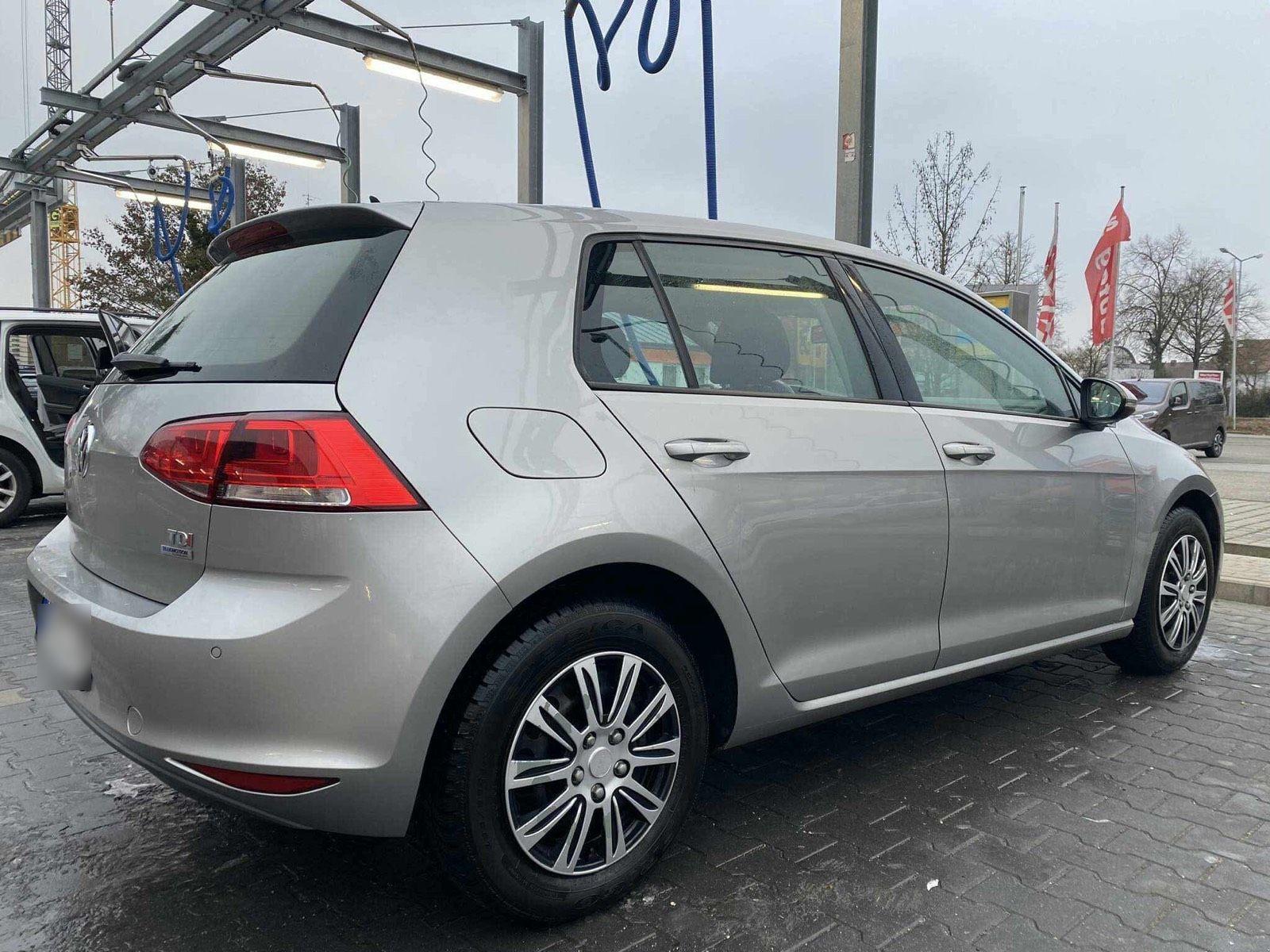 Volkswagen Golf 2013 — interior