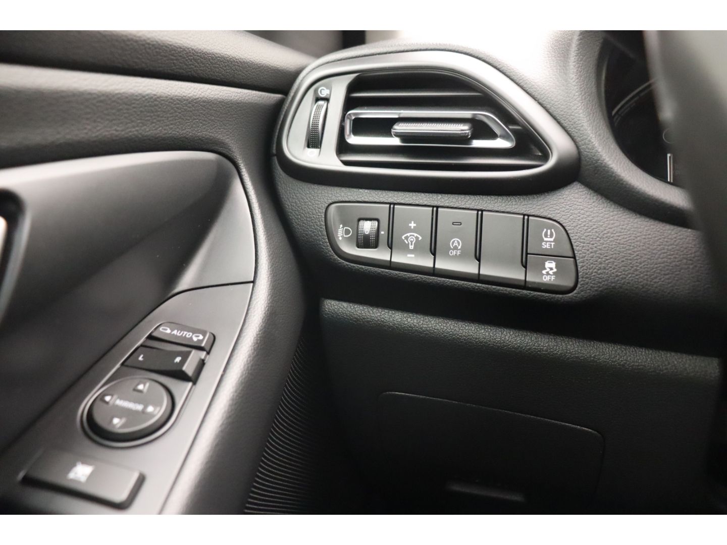 Fahrzeugabbildung Hyundai i30 1.6 Pure Kamera LED Tempomat 2-Zonen Klima