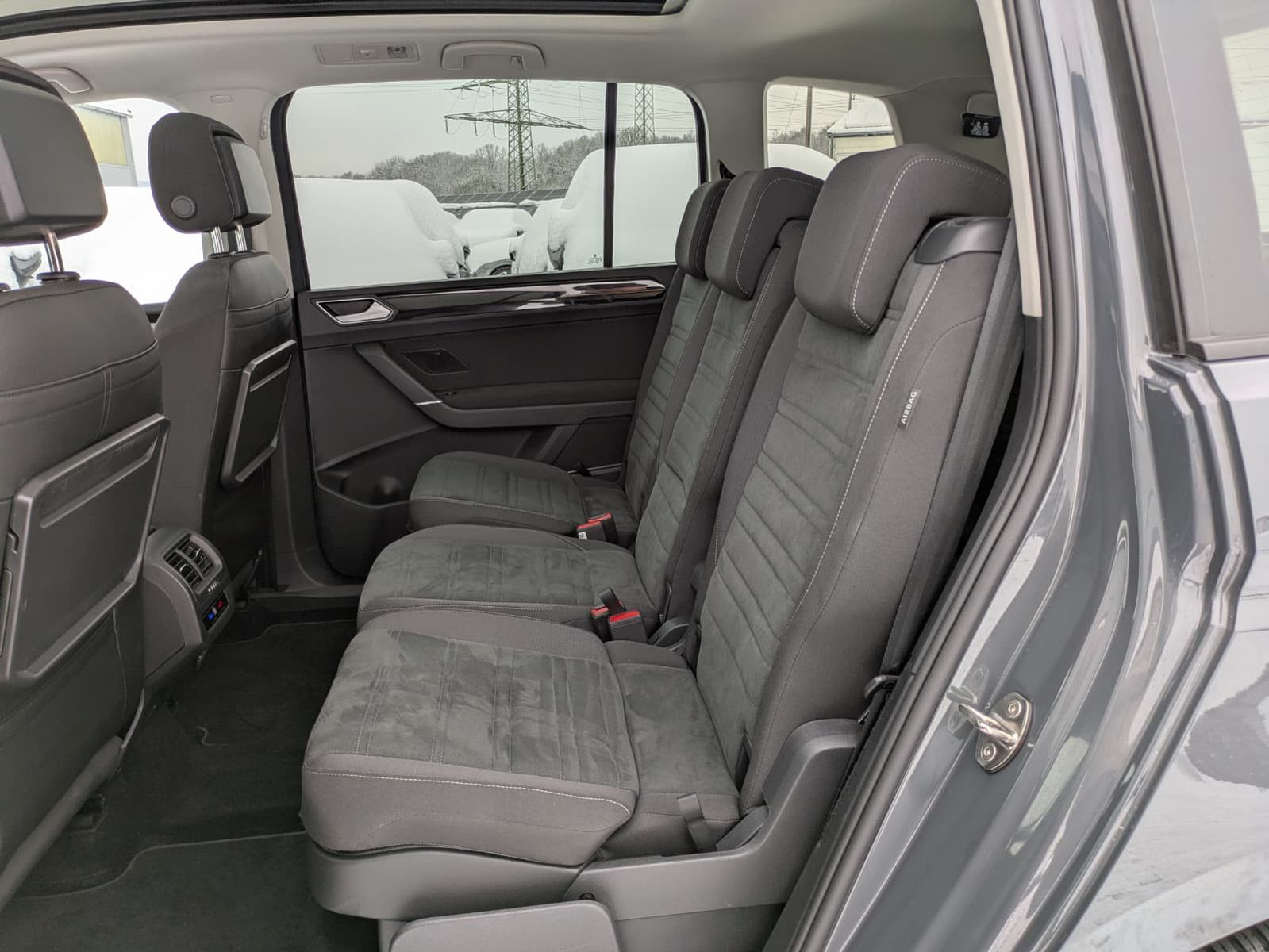 Fahrzeugabbildung Volkswagen Touran 2.0 DSG R-Line High BLACK Pano 7Si IQ AHK