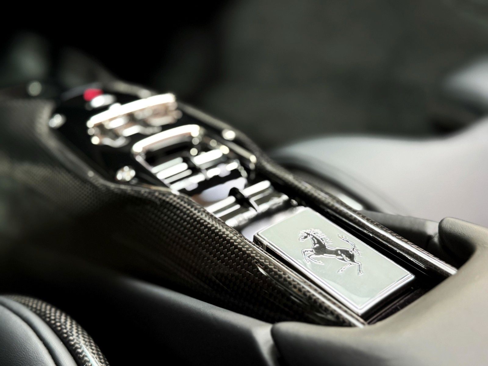 Fahrzeugabbildung Ferrari 296 GTS + Nero Extracampione + Racing Seats