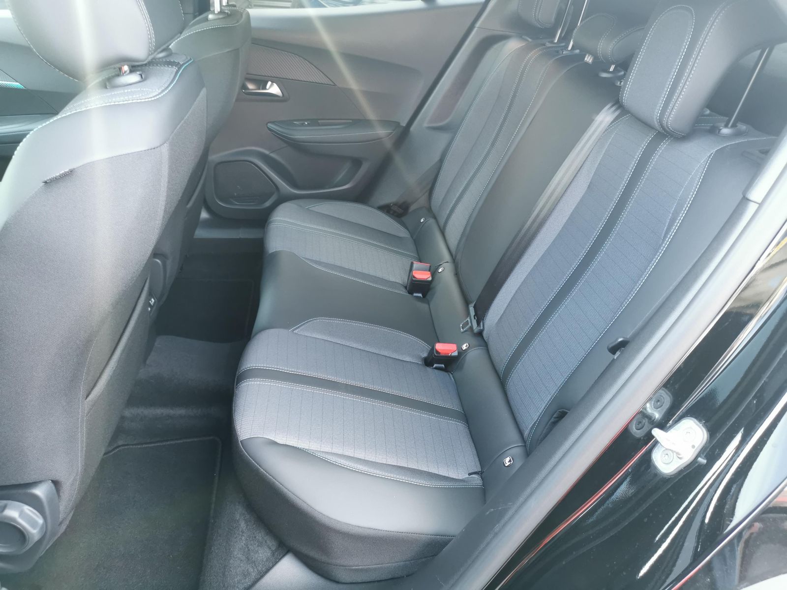 Fahrzeugabbildung Peugeot 2008 1.2 PureTech 130, Allure Pack
