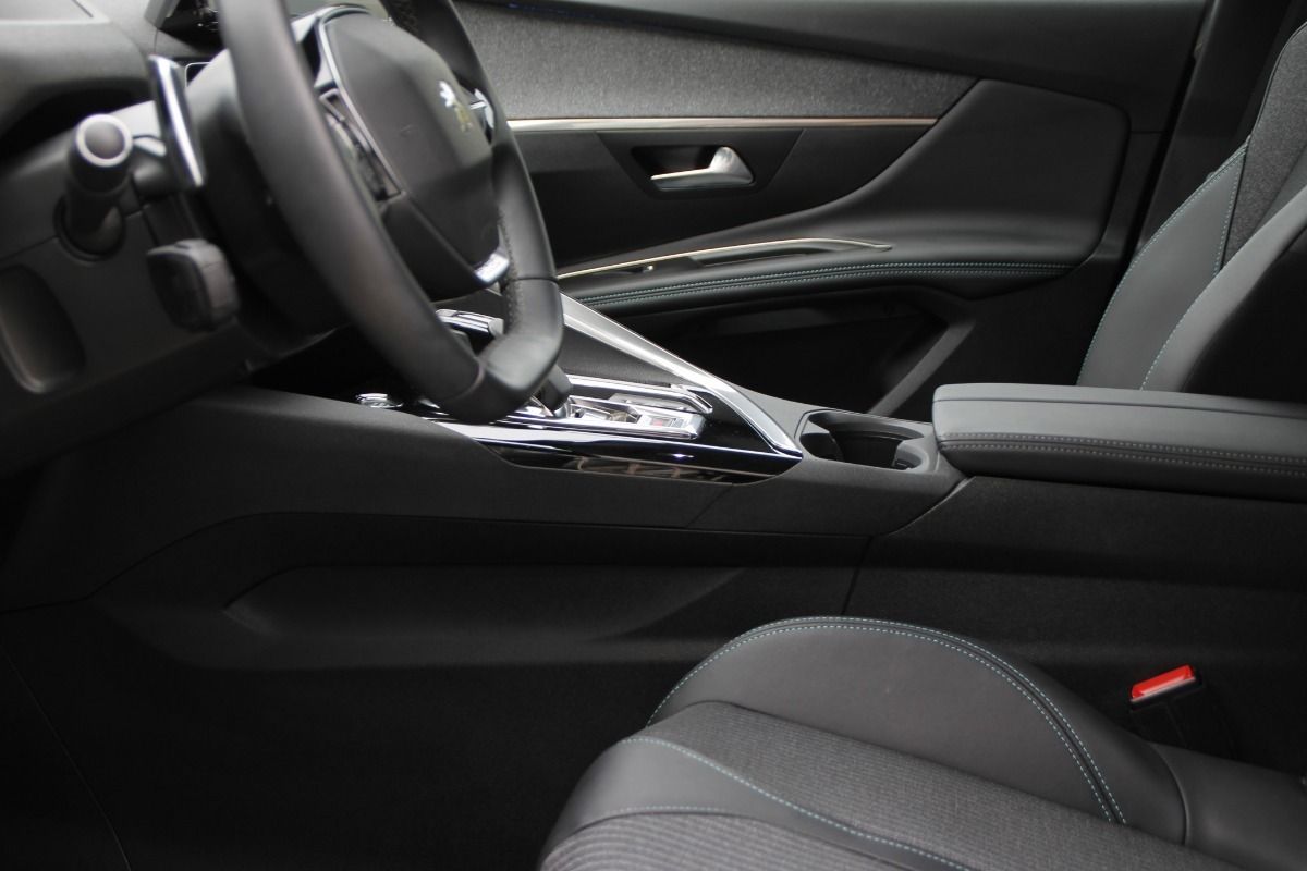 Fahrzeugabbildung Peugeot 3008 Hybrid 225 Allure Pack