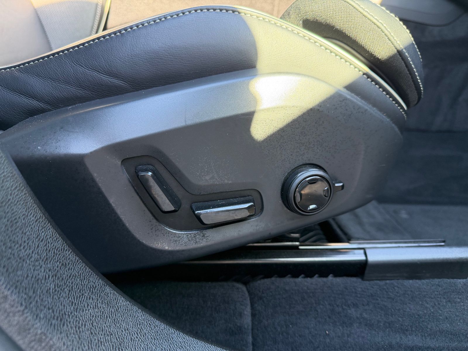 Fahrzeugabbildung Volvo XC60 B4 B Plus Dark*H&K*360°*PANO*AHK*STHZG*