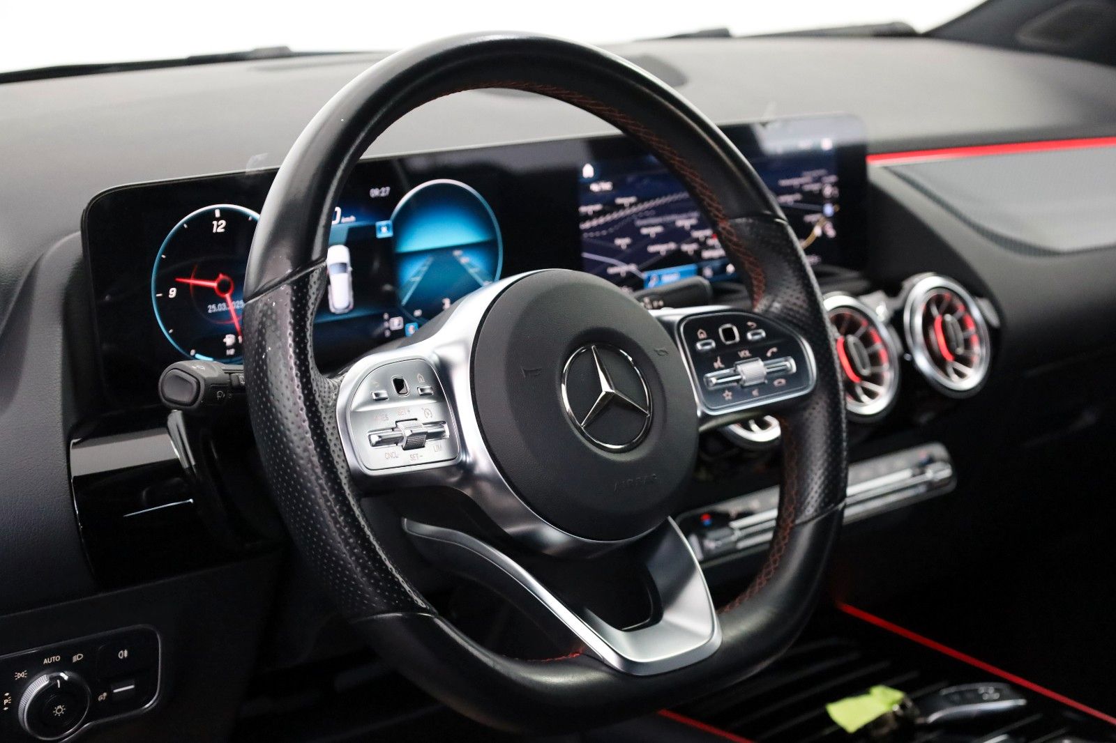 Fahrzeugabbildung Mercedes-Benz GLA 200 AMG, Automatik,Navi,Leder,LED,SHZ