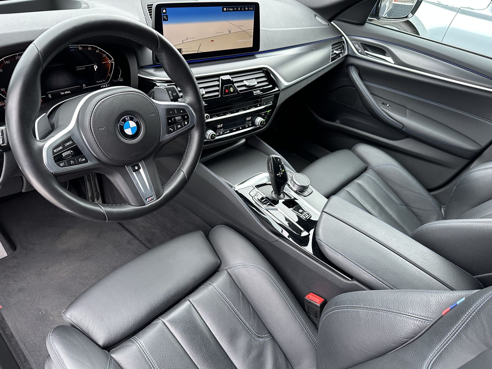 Fahrzeugabbildung BMW 520d Touring xDrive M-Sport NAV+LASER+AHK+HEADUP