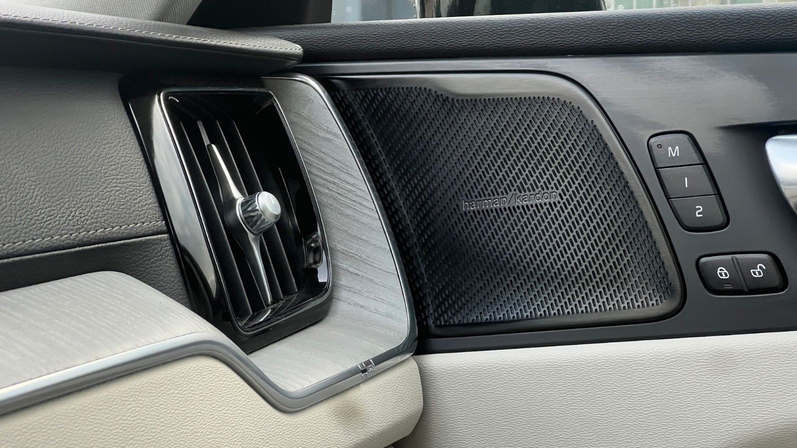 Fahrzeugabbildung Volvo XC60 B5 D Ultimate Dark AWD*360°*AHK*HUD*LUFT*