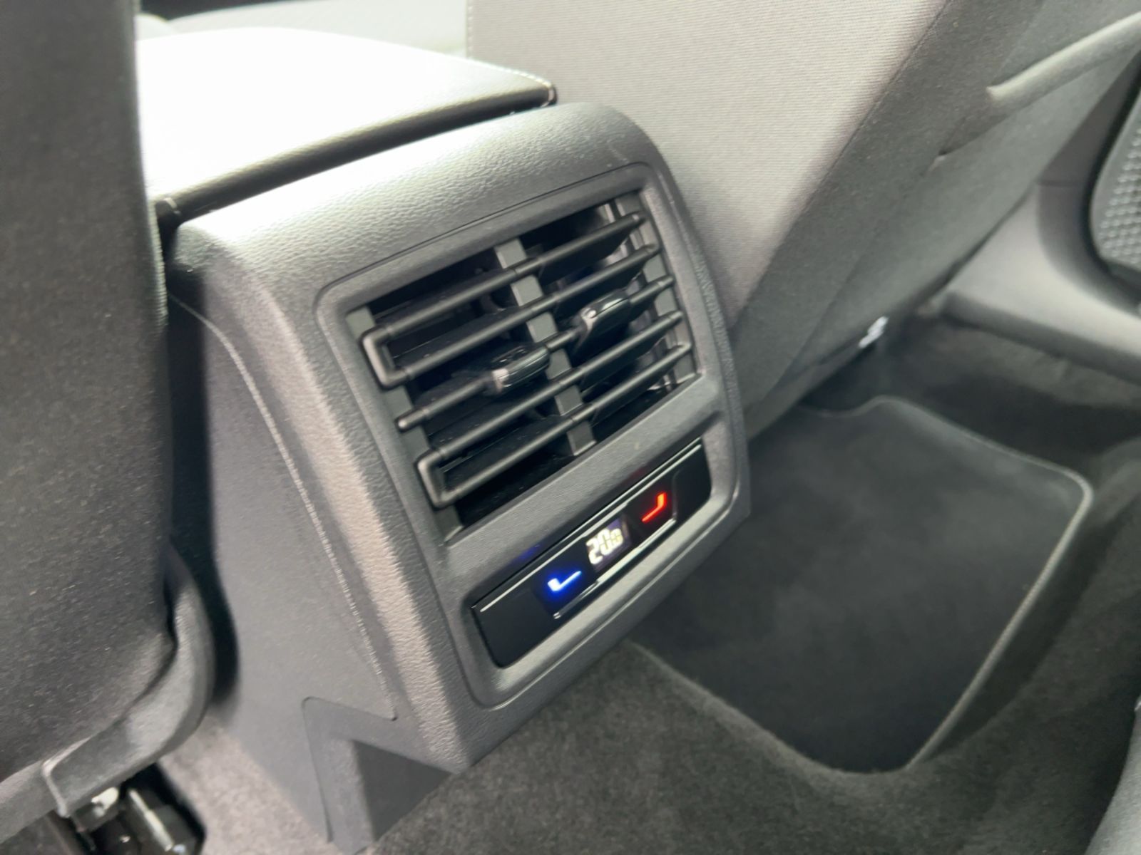 Fahrzeugabbildung Volkswagen Golf VIII 1.5 eTSI Active Alu LED Navi Sitzh. Ka