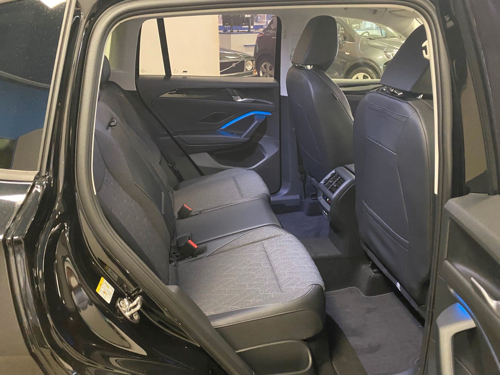 Fahrzeugabbildung Volkswagen Tiguan 1.5 eTSI OPF DSG +ACC+LED+NAVI+PARKASSIST