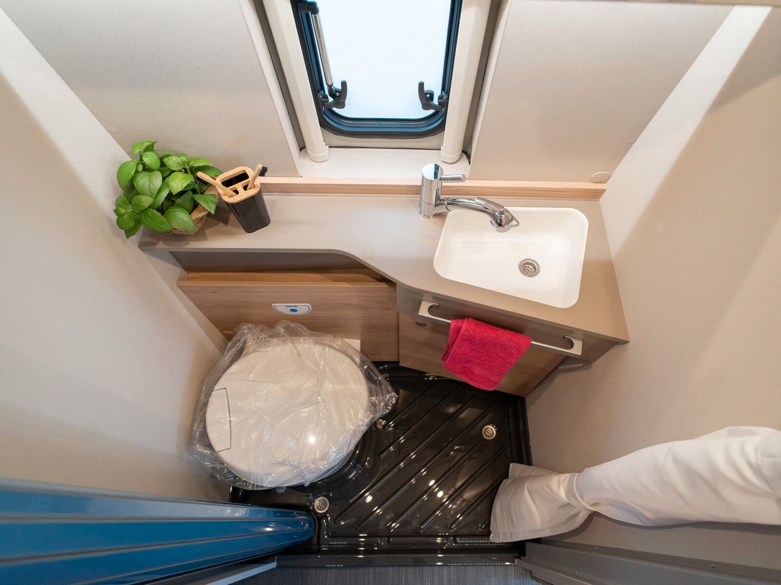 Fahrzeugabbildung Dethleffs Globetrail 600 DK / Fiat / Aufstelldach Heckausz