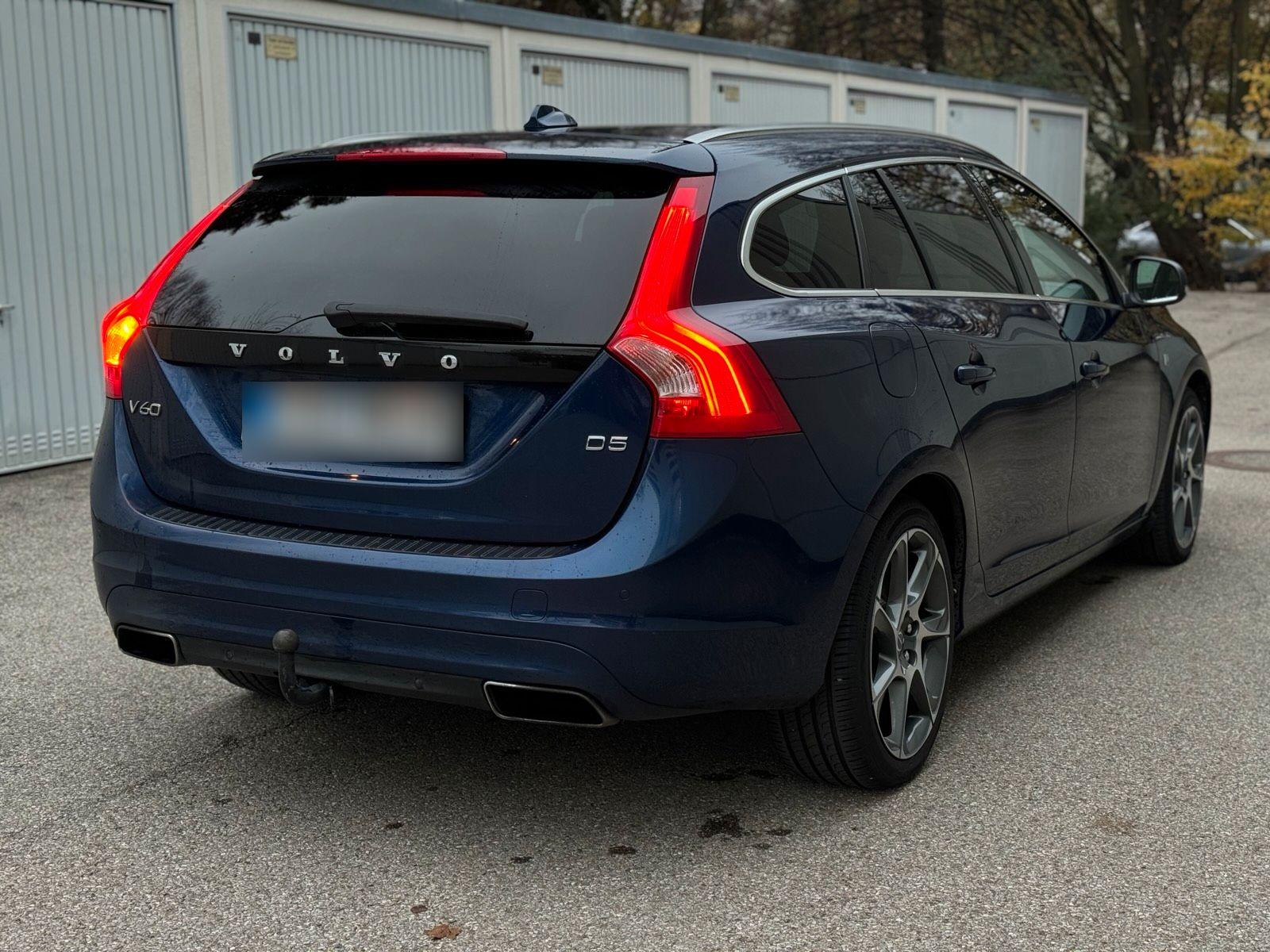 Volvo V60 2015 — interior