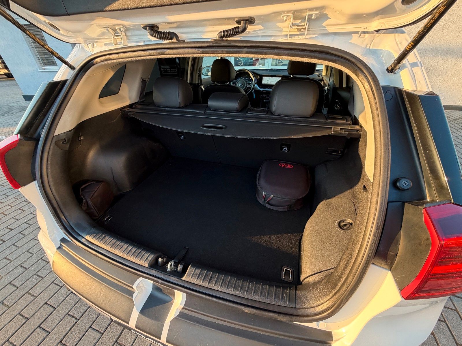 Fahrzeugabbildung Kia Niro Vision Plug-in Hybrid Navigation Style Pake