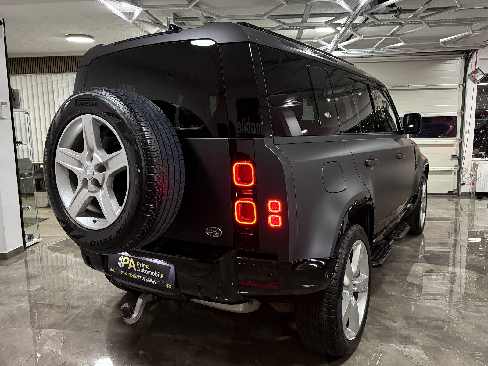 Land Rover Defender 110 D250 SE 1.Hand BlackP. ACC 360° AHK foto 4