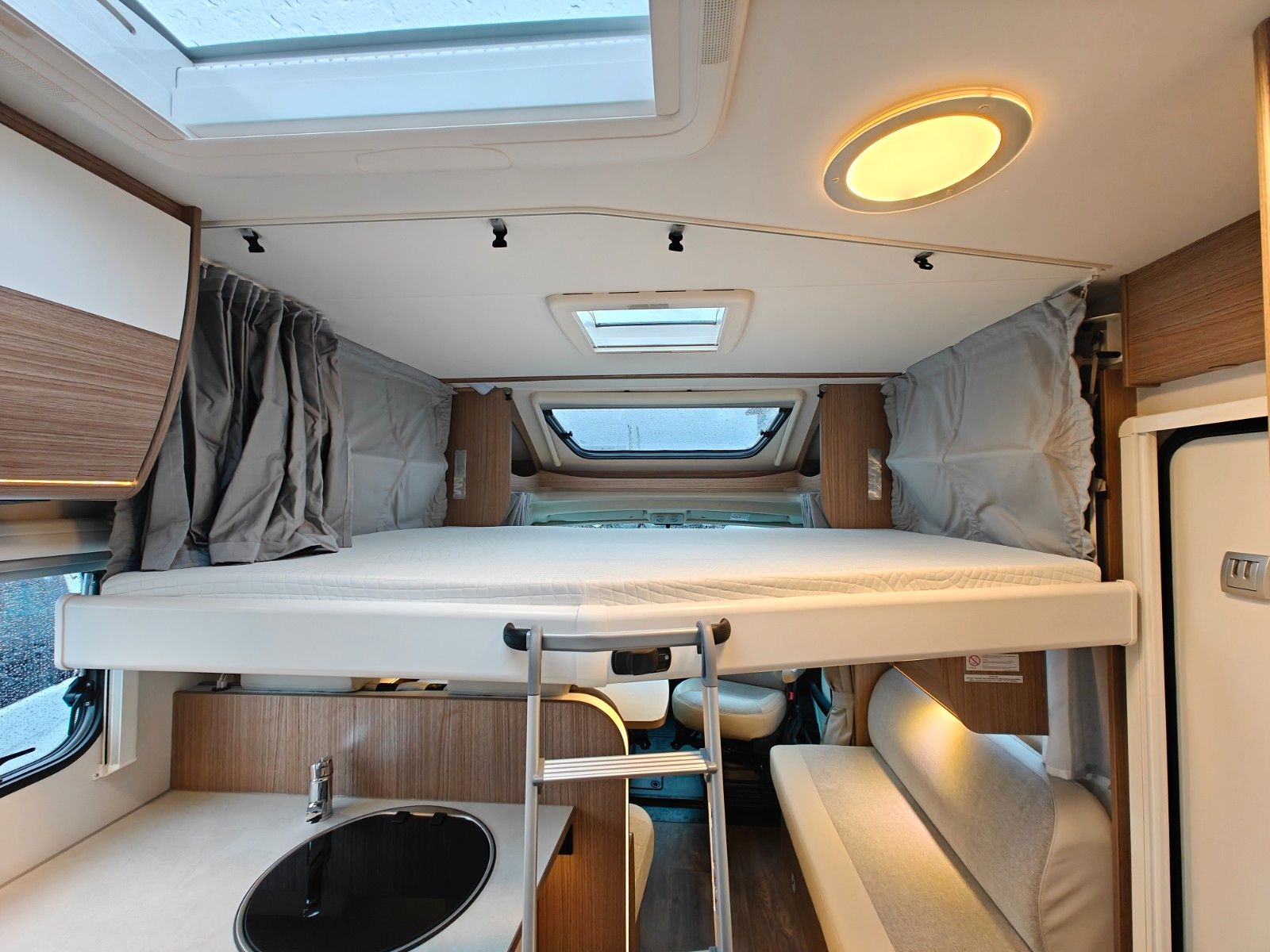 Fahrzeugabbildung Carado T-348 - Automatik, SAT, TV, 2x Solar, Hubbett -