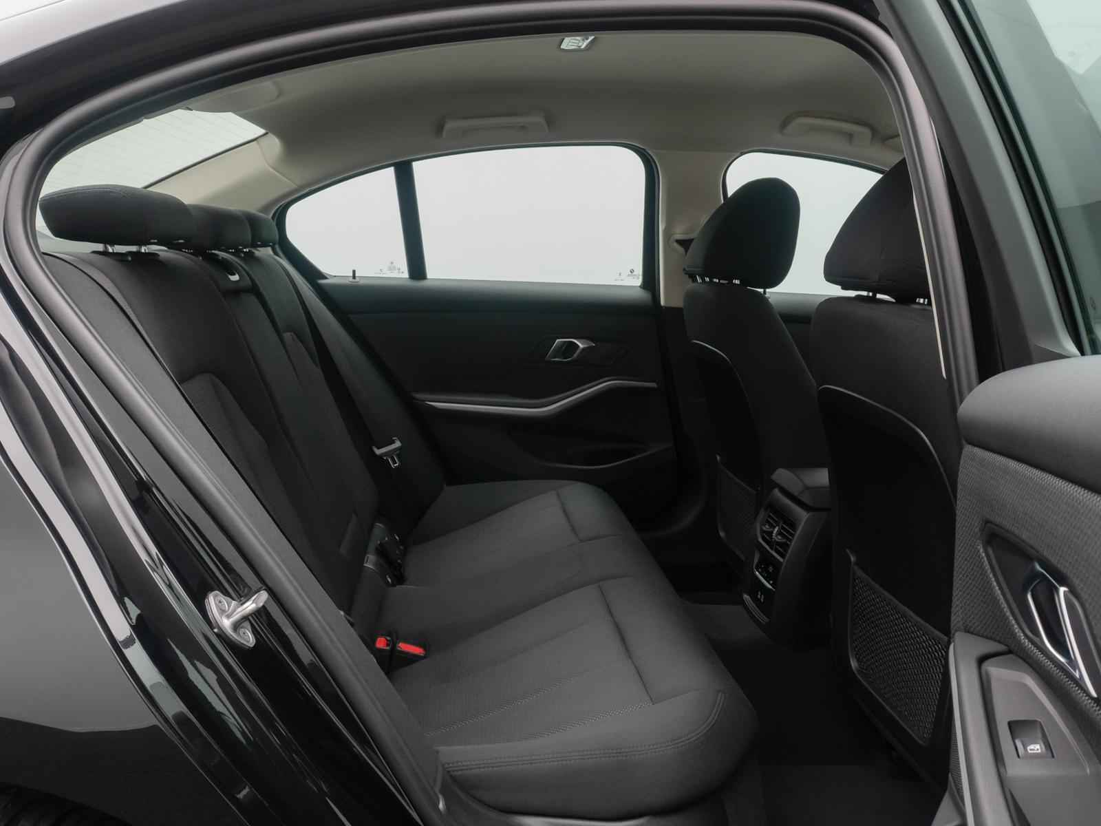 BMW 318i  Widscreen PDC GeschwindigReg DAB Cockpit+