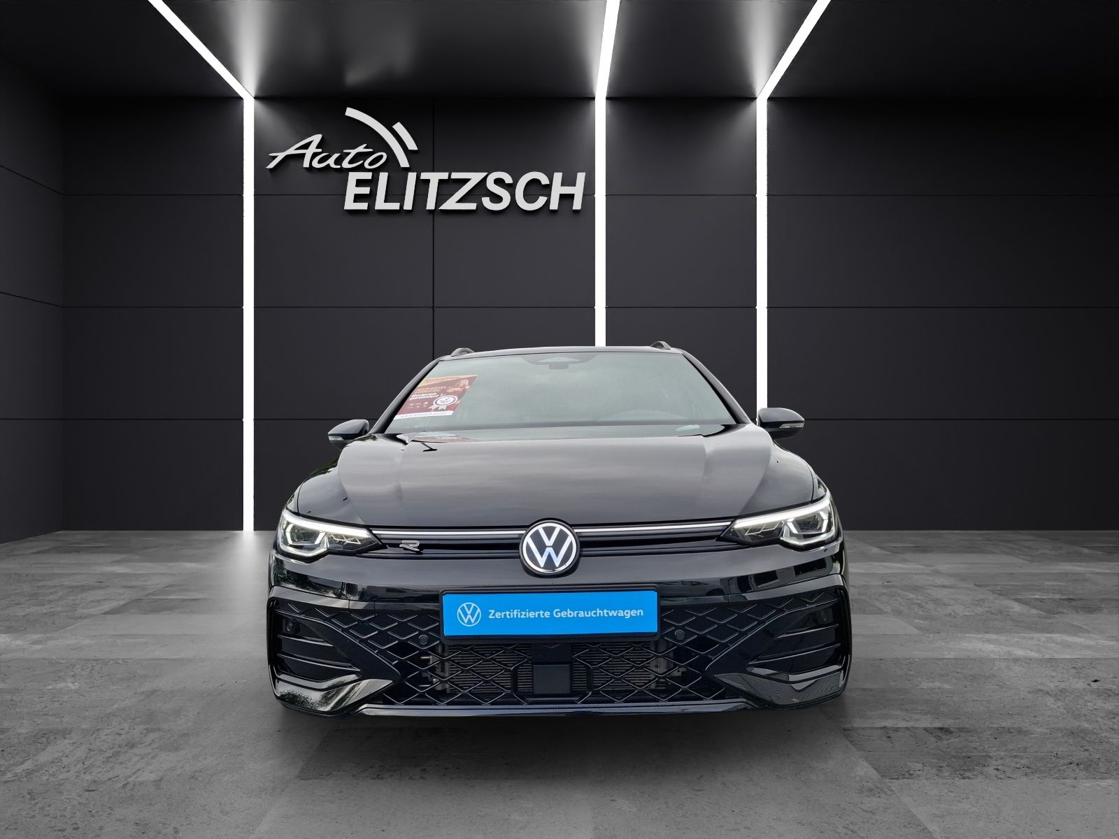 Fahrzeugabbildung Volkswagen Golf VIII Variant TSI R-Line Matrix AHK Navi AID