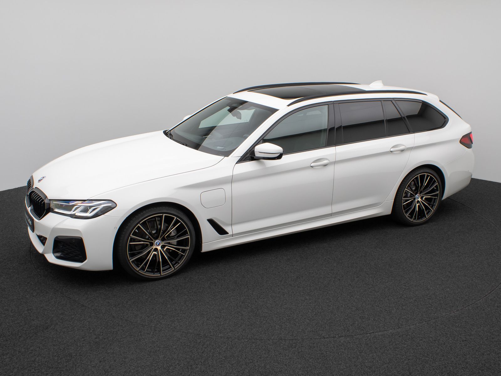 Fahrzeugabbildung BMW 530e M Sport Panorama 360°Laser HUD Komfort 20"