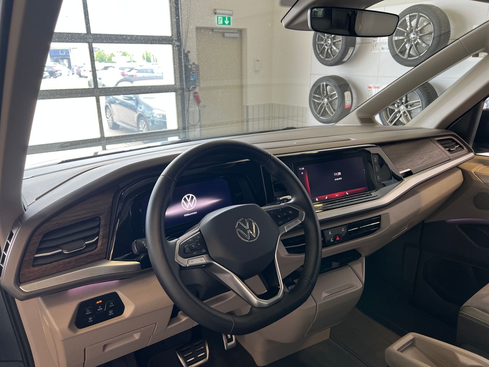 Fahrzeugabbildung Volkswagen Multivan T7 Style 2.0 TDI DSG *AHK, IQ.Light, Pa