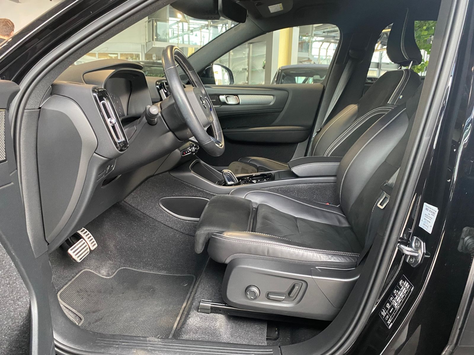 Fahrzeugabbildung Volvo XC40 R Design 2WD AHK LED NAV SHZ ALU