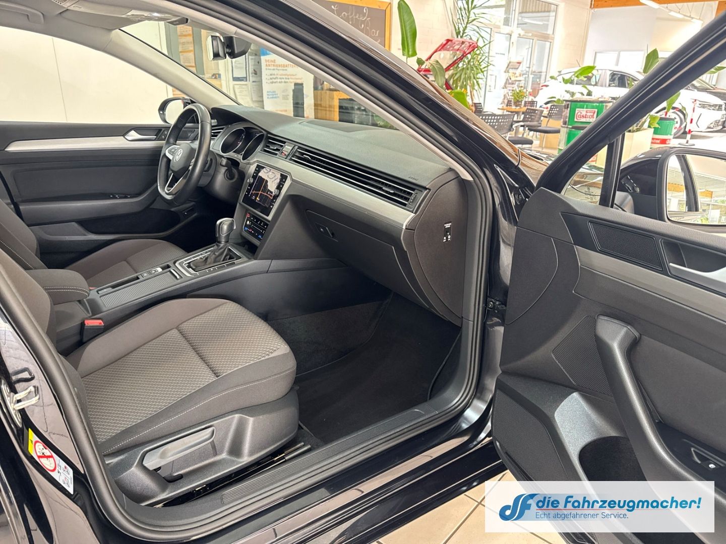 Fahrzeugabbildung Volkswagen Passat Variant Conceptline sch.AHK Navi LED ACC