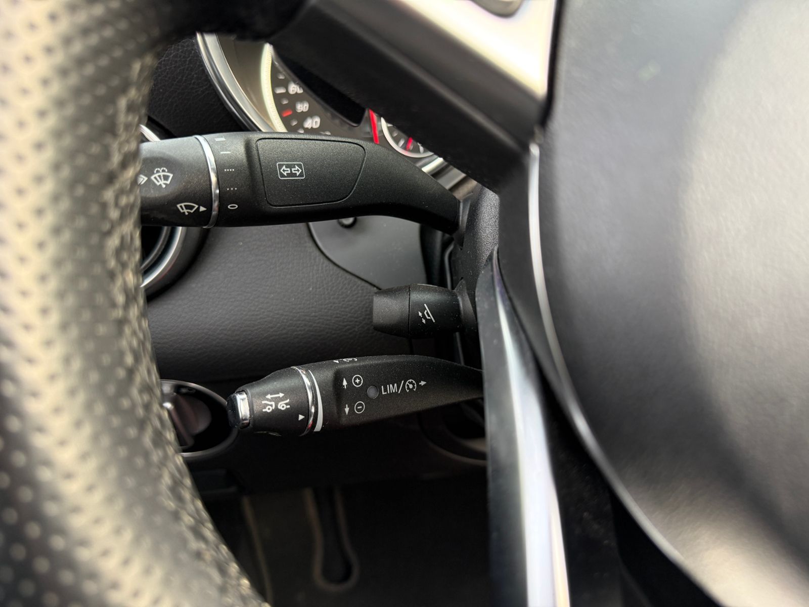 Fahrzeugabbildung Mercedes-Benz SLC 300 9G AMG Line MEMORY LED ACC