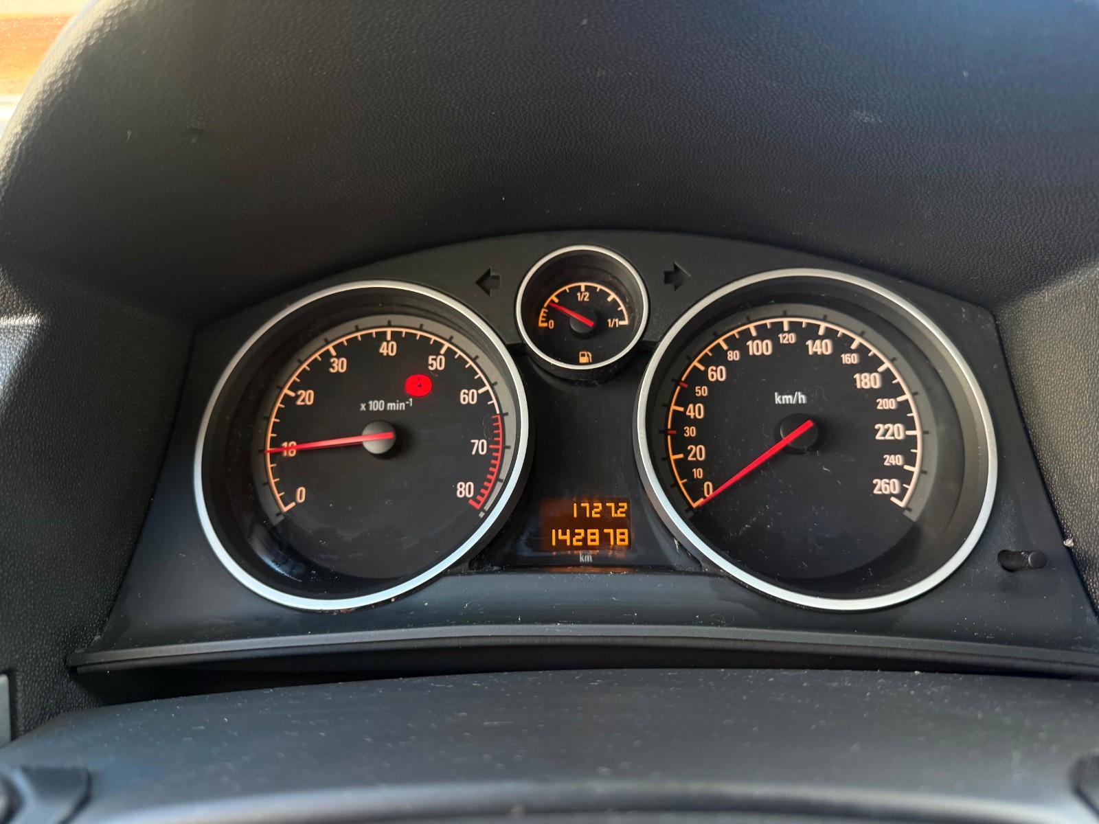 Opel Astra 2009 — photo 13