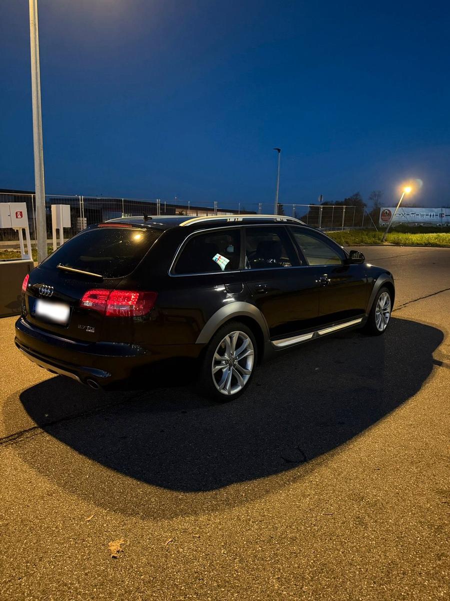 Audi  2010 — interior