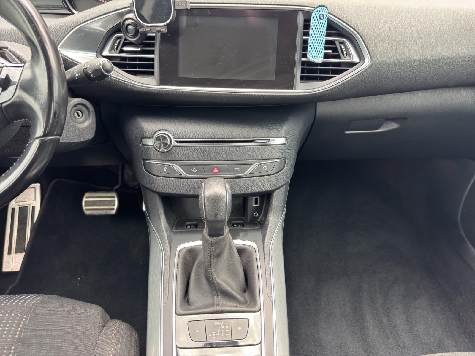 Peugeot 308 2015 — фото 13