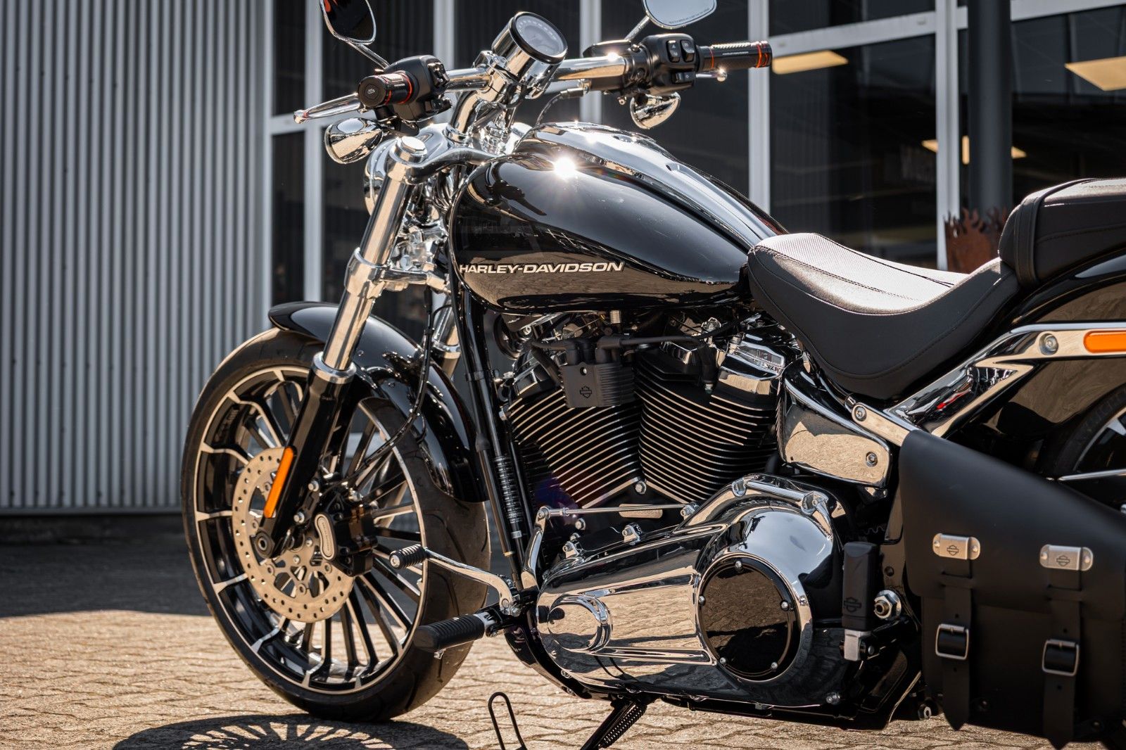 Fahrzeugabbildung Harley-Davidson BREAKOUT FXBR 117 ci - Jekill & Hyde