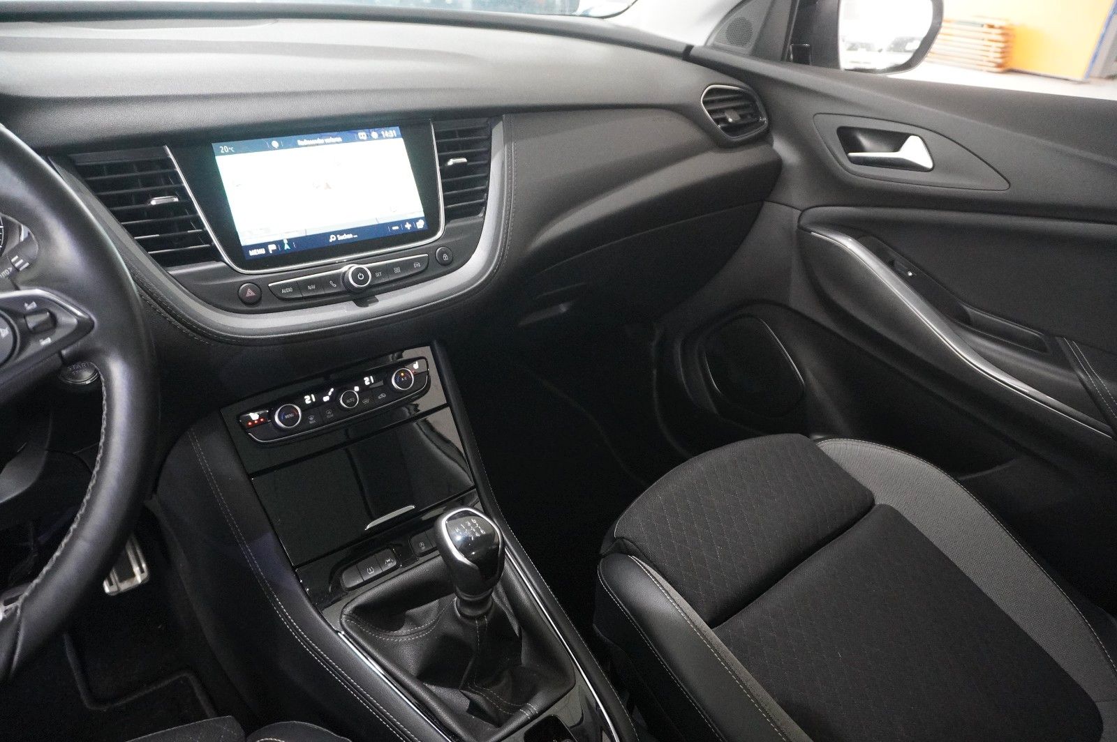 Fahrzeugabbildung Opel Grandland (X) 1.2T INNOV. NAVI/LED/KAMERA/PANO.