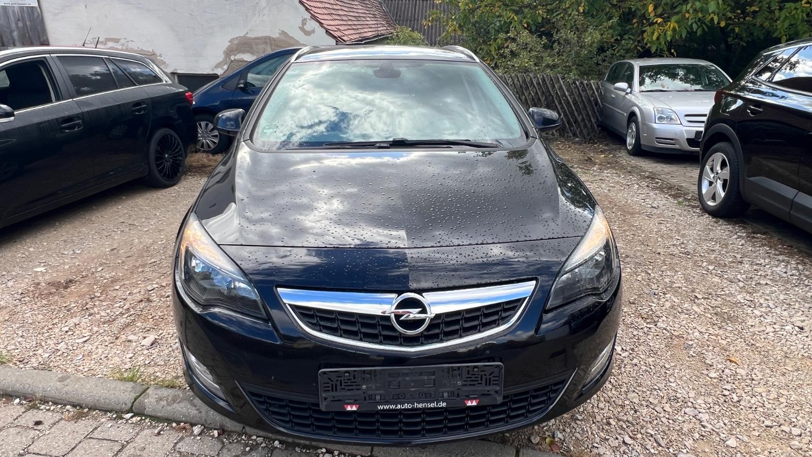 Opel Astra 2011 — rear view