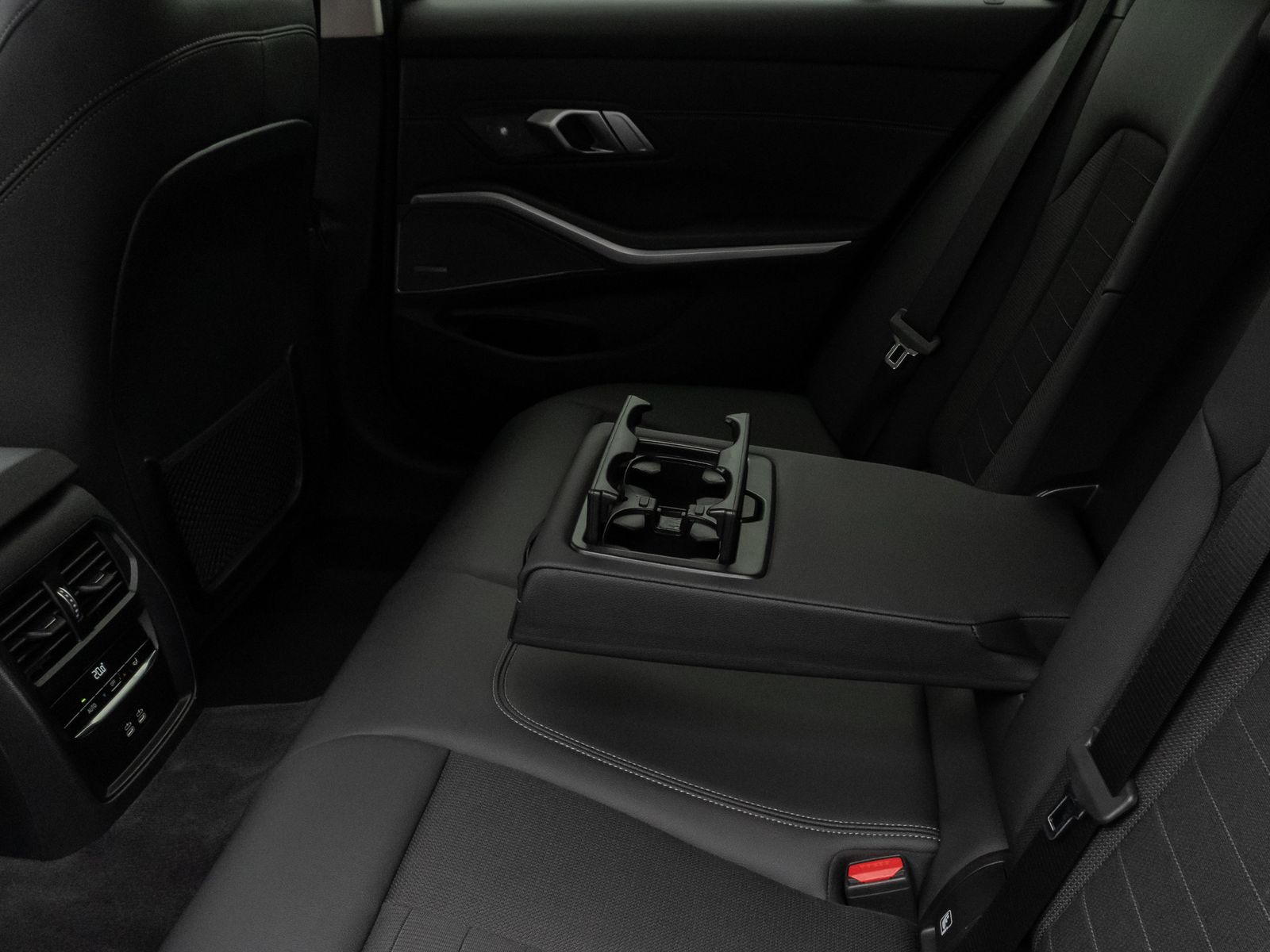 Fahrzeugabbildung BMW 320e Kamera HUD DAB H/K AHK Stop&Go Sport LED