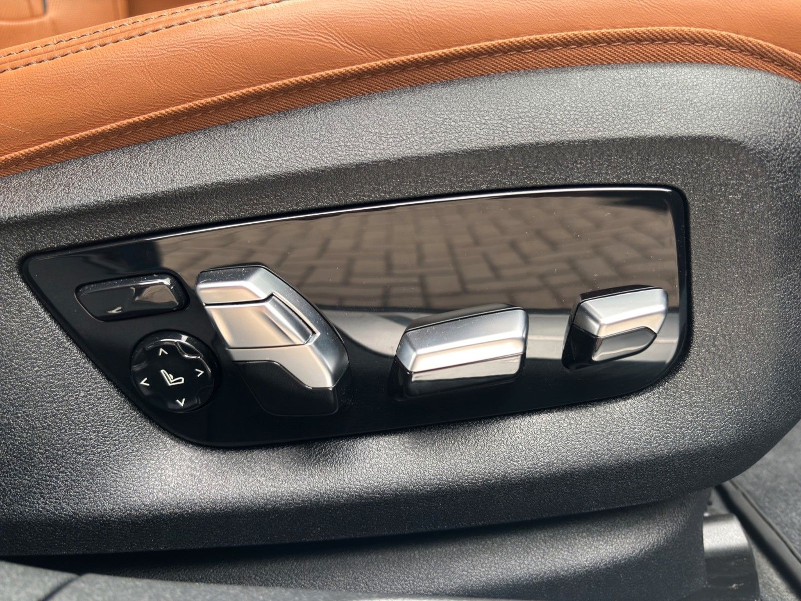 Fahrzeugabbildung BMW 750Li xDrive HUD/Skylounge/H&K/Massage/Luftf.