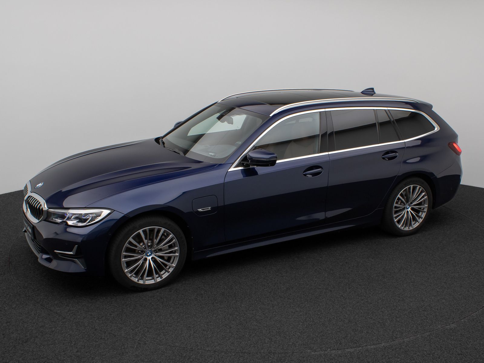 Fahrzeugabbildung BMW 330e xD Luxury Line Panorama HUD Individual Voll