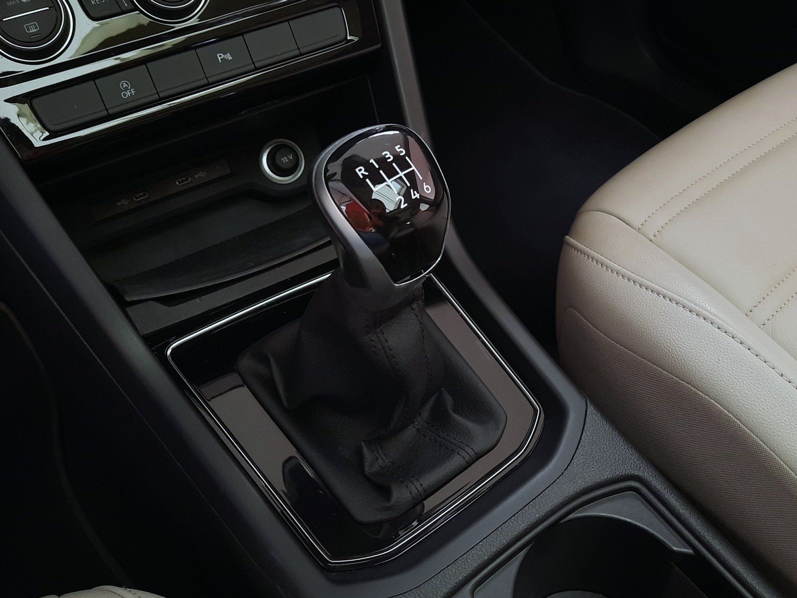Fahrzeugabbildung Volkswagen Touran Highline TSI *AHK*Panodach*LED*PDC*Navi*